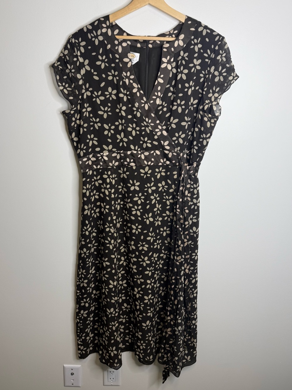 Talbots Black Midi Wrap Dress with Cream Floral Print size 18 pure silk